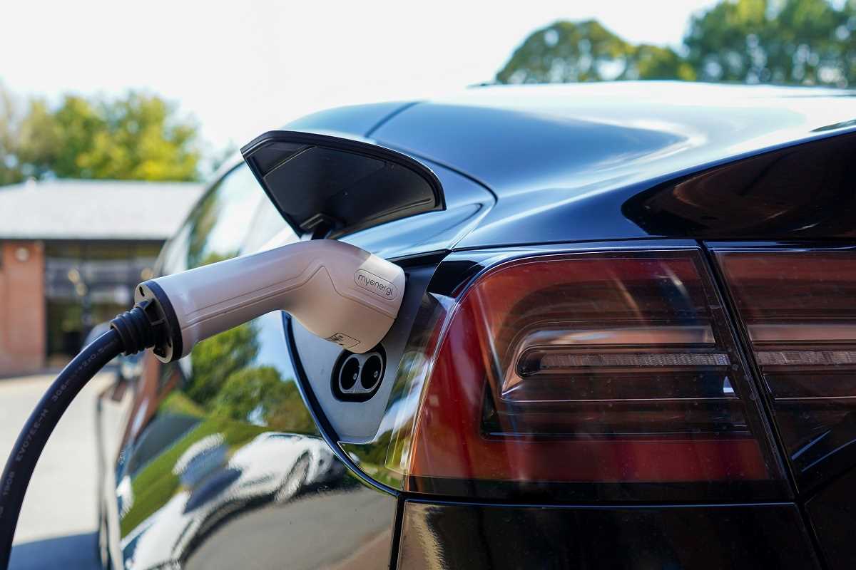 Top 10 Must-Have Features in Modern Electric Vehicles